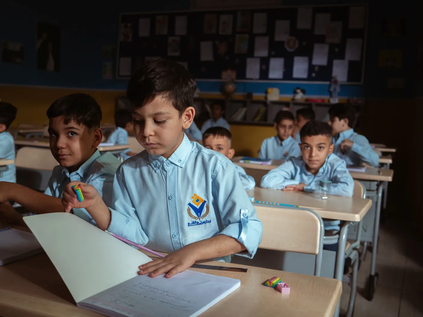 مدرّس مع طلبته في السنتر
