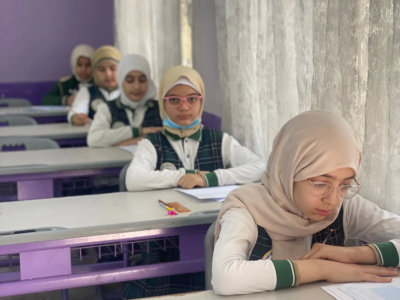طالبات بيحلّوا ورقة امتحان على المكاتب